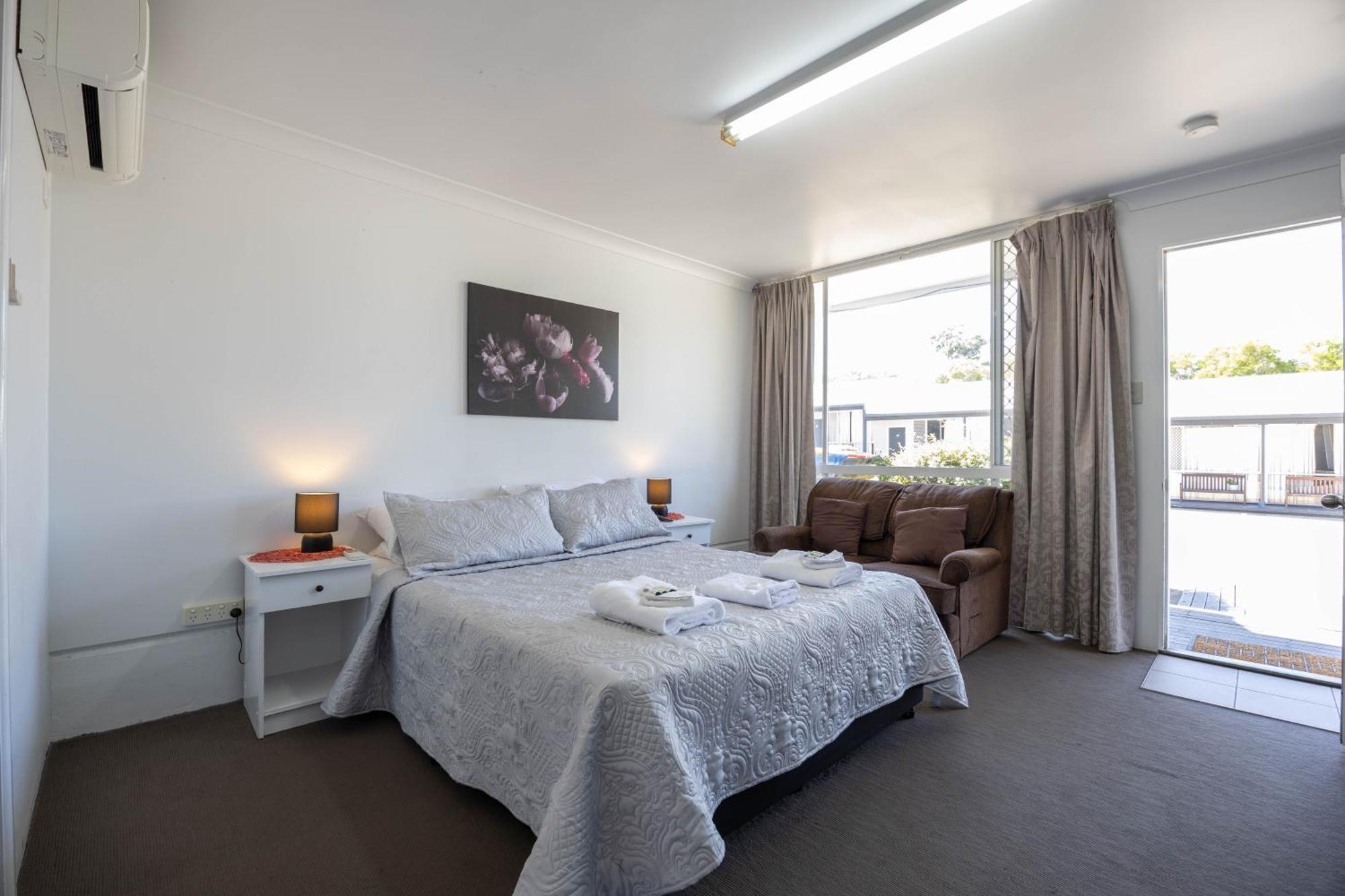 Alexander Motel Warwick Bagian luar foto