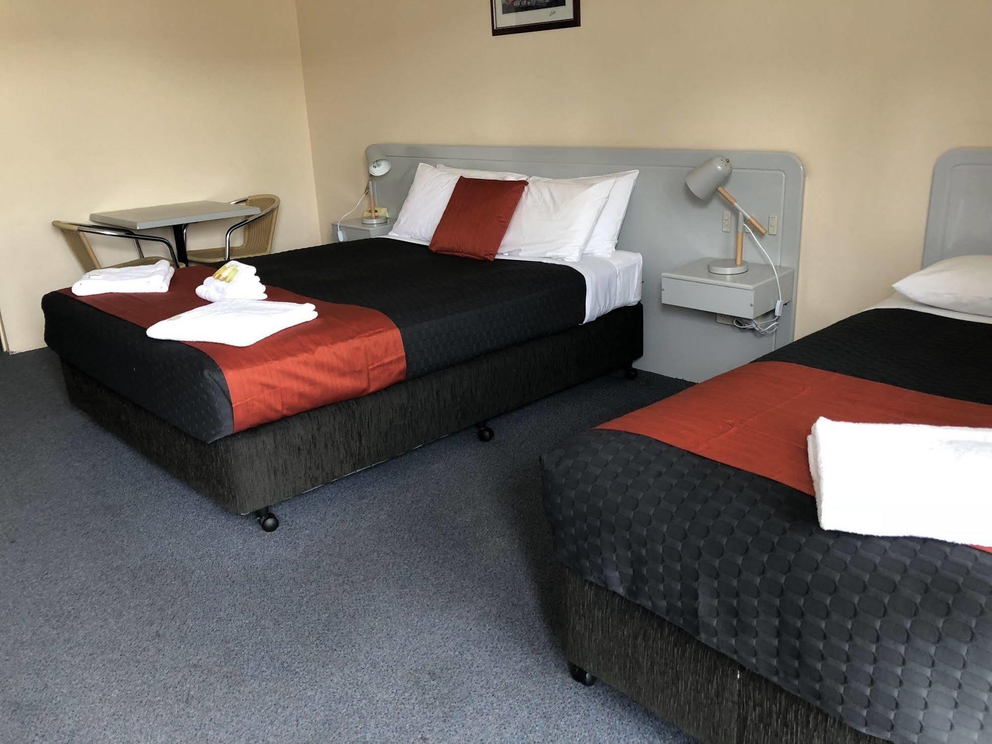 Alexander Motel Warwick Bagian luar foto