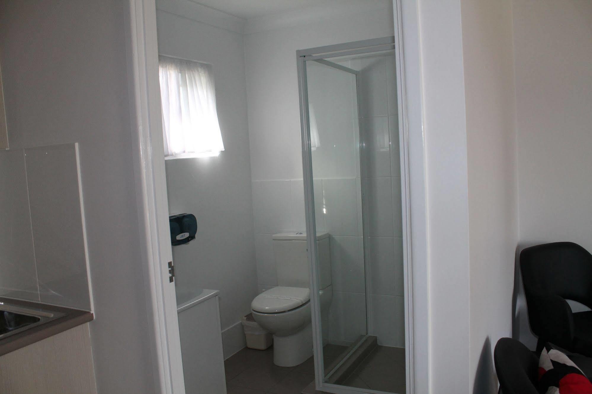 Alexander Motel Warwick Bagian luar foto