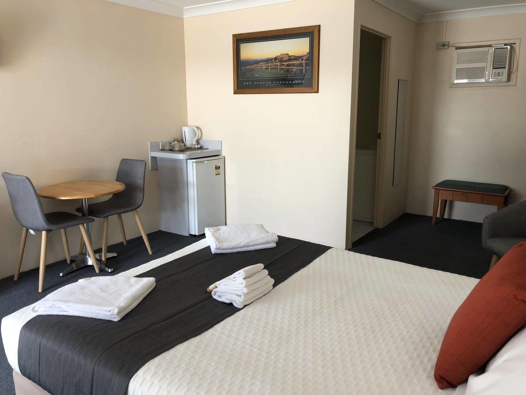Alexander Motel Warwick Bagian luar foto
