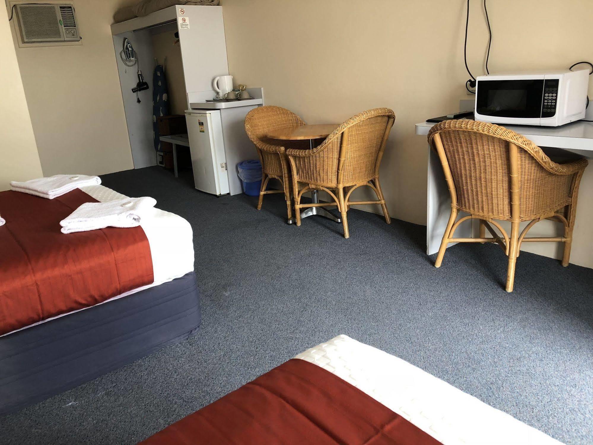 Alexander Motel Warwick Bagian luar foto