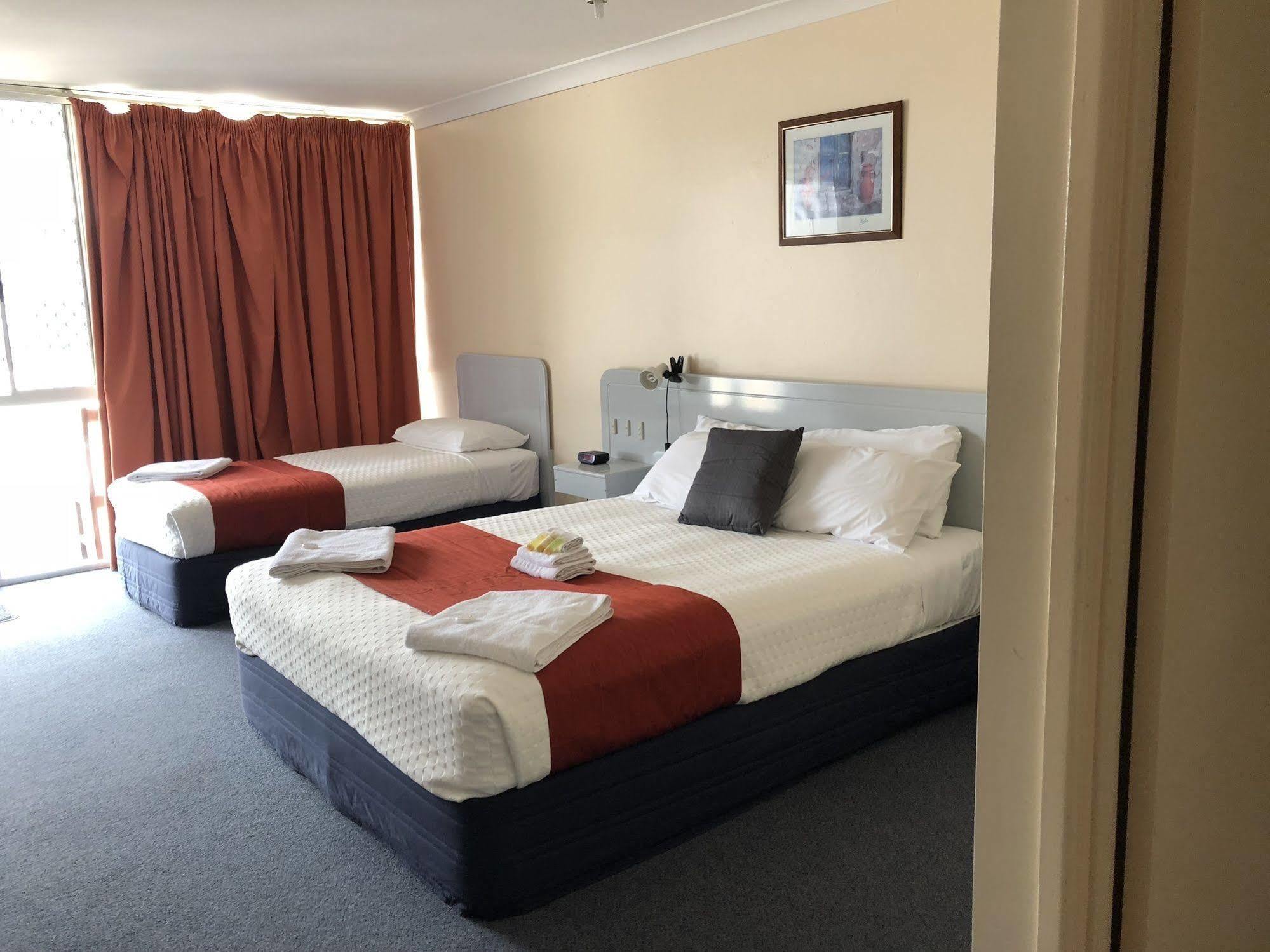 Alexander Motel Warwick Bagian luar foto