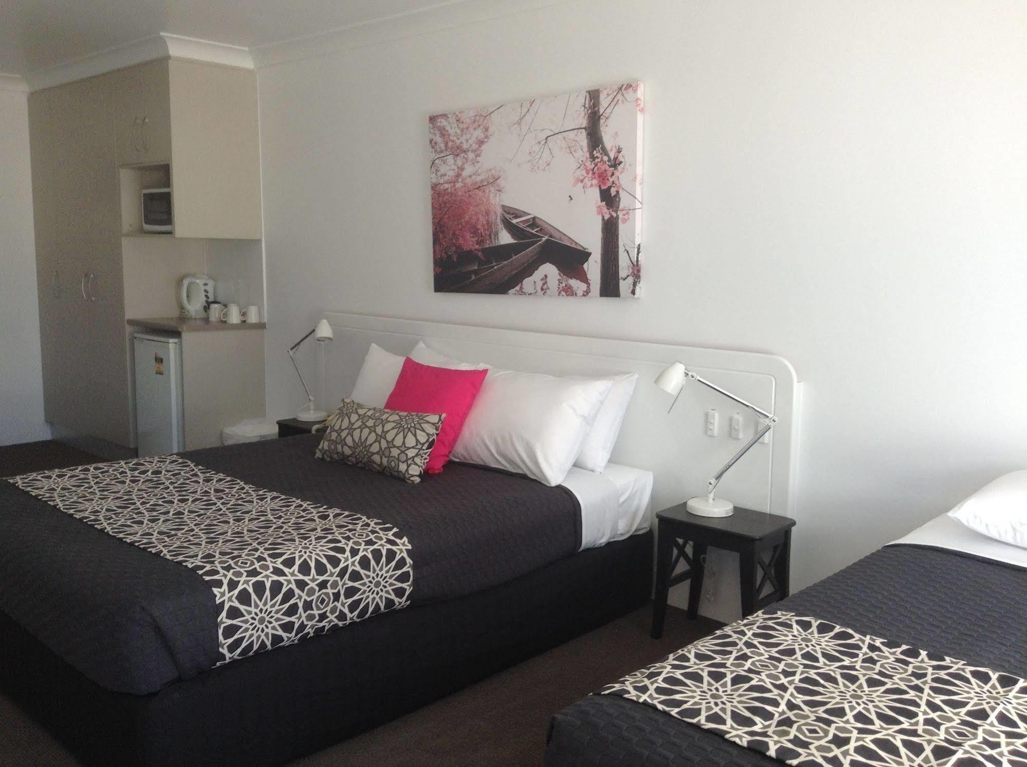 Alexander Motel Warwick Bagian luar foto